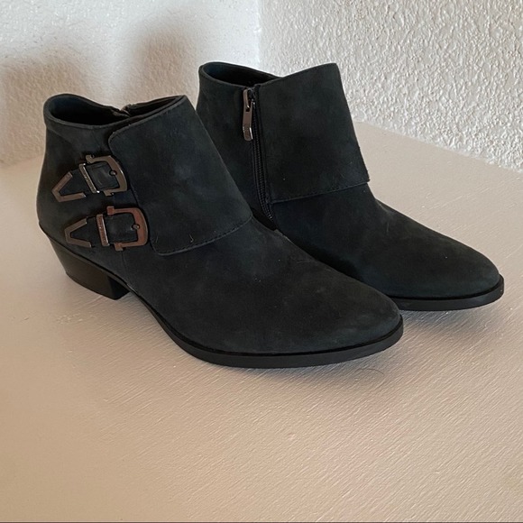 Vince Camuto Trapeez Leather Ankle Boots Womens size 6 Gray Buckle Detail - Picture 2 of 9